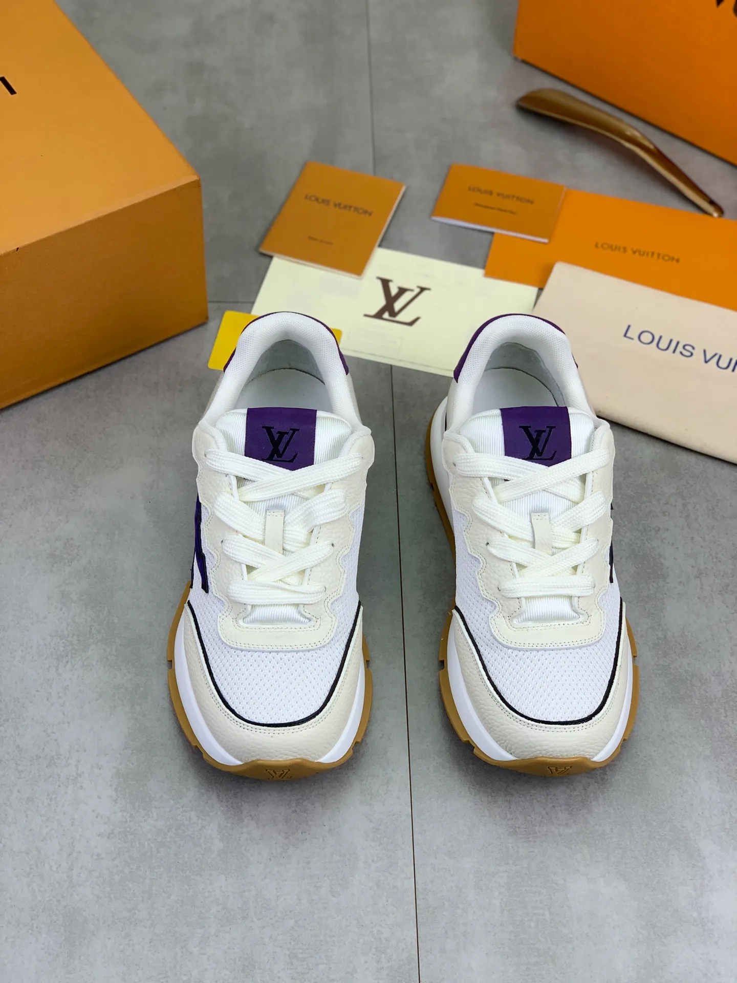 Factory price P700 💶 Top version [LOUIS VUITTON] Couple 🧑‍🤝‍🧑 Craftsman style Counter series (original order) New style 🍀LV Louis Vuitton - top version LV classic high-top trendy shoes! Made of imported original craft calfskin, original breathable lining, and original wear-resistant, lightweight, high-end TPU outsole! High quality products! 4️⃣ colors available, size: female 35-39, male 39-44 (female 40, male 45 46 customized)